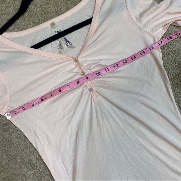 NWT 7FAM blush ruched quarter sleeve henley tee - Picture 3 of 8